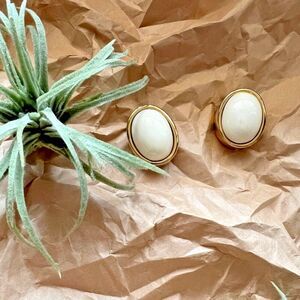 Vintage 1980s bold white oval shaped clip on studs gold toned fabulous statement